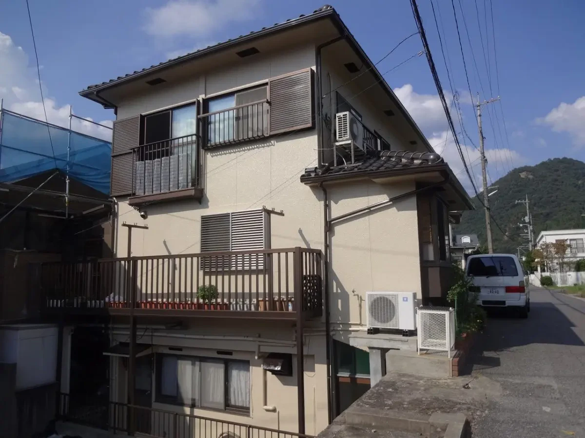 木造一部コンクリート構造の3階建て住宅です 。 これまで何度か増築・リフォーム工事をされています 。 屋根は陶器瓦 。広島市安佐北区可部・Y様邸サムネイル画像