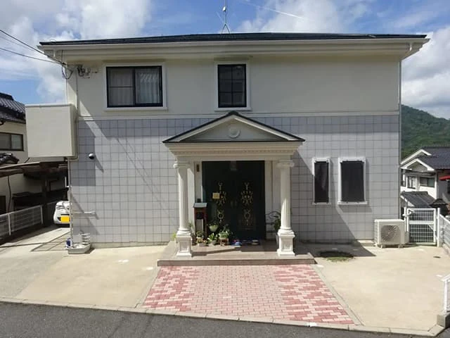 築25年、木造(在来工法)2階建てのおしゃれな洋風住宅です。 屋根はスレート屋根。広島市安佐北区亀山・K様邸サムネイル画像