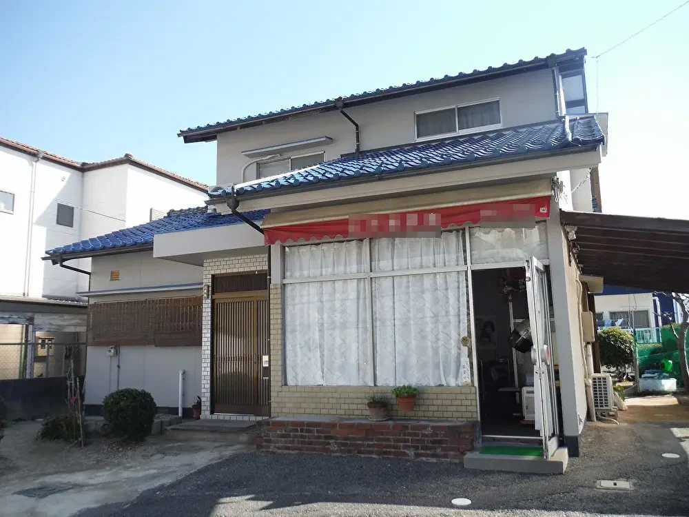 Ｋ様のお宅は築５２年、木造２階建ての洋風住宅です。 屋根は陶器瓦。 昭和の頃によく見られたブルーの釉薬瓦です。 瓦の割れやずれもなく棟押さえもしっかりしています。 凍害により欠けている箇所がありました 広島市安佐南区八木・Ｋ様サムネイル画像