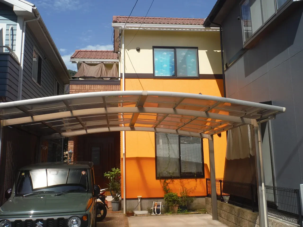 築１９年、木造(在来工法)２階建ての洋風住宅です。  屋根は６寸勾配の陶器洋瓦。広島市安佐南区八木・Ｋ様サムネイル画像