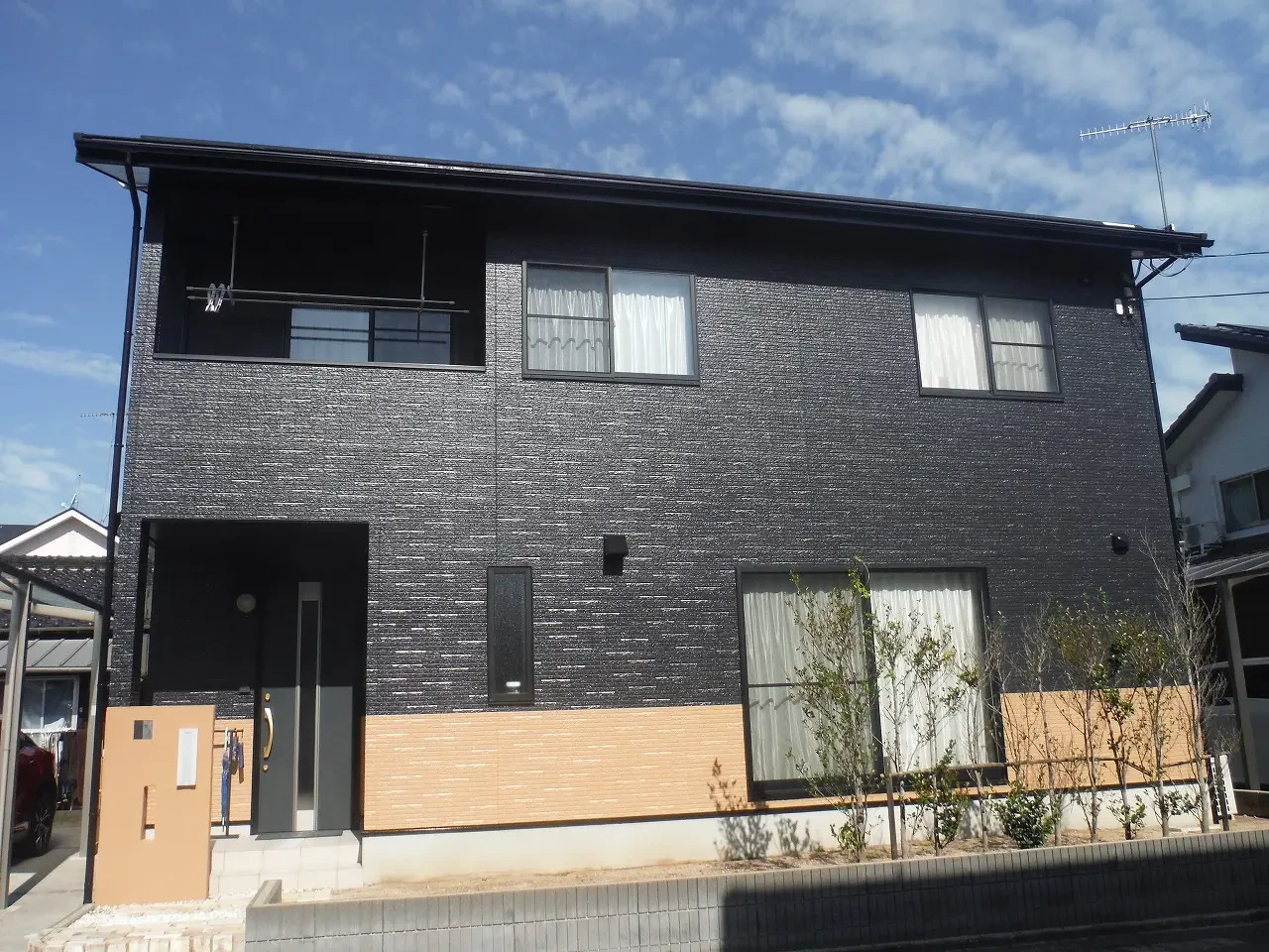 築１４年、『アイフルホーム』さんの木造２階建ての洋風住宅です。 屋根はスレート瓦(ＫＭＥＷ　コロニアルクアッド) 切妻４寸勾配の屋根で半面にソーラーパネルを設置されています。 今回が初めての塗装メンテナンスになります。 広島市安佐北区三入６丁目・Ｍ様サムネイル画像