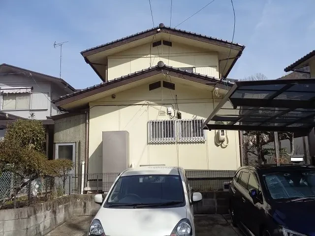 築５０年、『三洋ホームズ』(旧クボタハウス)さんの軽量鉄骨構造２階建ての洋風住宅です。  屋根は陶器瓦(Ｊ型防災瓦）  元々はスレート瓦だったそうで何回か塗装をされたそうですが１７～１８年前に現在の屋根に葺き替えをされたそうです。　広島市安佐北区可部東・Ｓ様サムネイル画像