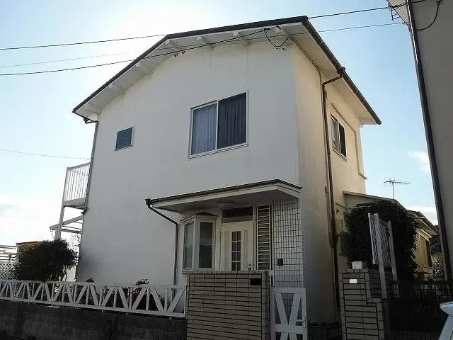 築５１年、木造(在来工法)２階建ての洋風住宅です。屋根はガルバリウム鋼板屋根。可部東・Ｍ様邸の完工報告サムネイル画像