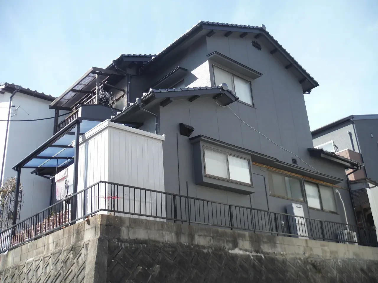 築４８年、木造(在来工法)２階建てのお宅です。  屋根は陶器瓦(和型Ｊ型)  瓦の割れやずれもなく棟押さえのビスの浮きも見られませんでした。  壁際板金部は一度塗装がされていますが変退色しているのできれいに塗っていきました。 広島市安佐北区可部町・Ｋ様サムネイル画像