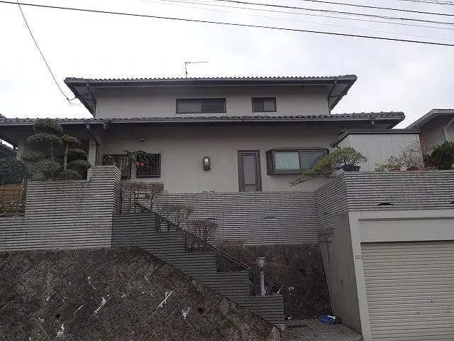 築25年、『積水ハウス(株)』の住宅です 。 洋風住宅でありながらも和風の重厚さも兼ね合わせた立派なお宅です 。 屋根はセメント瓦 。 広島市安佐北区三入東・Y様邸サムネイル画像