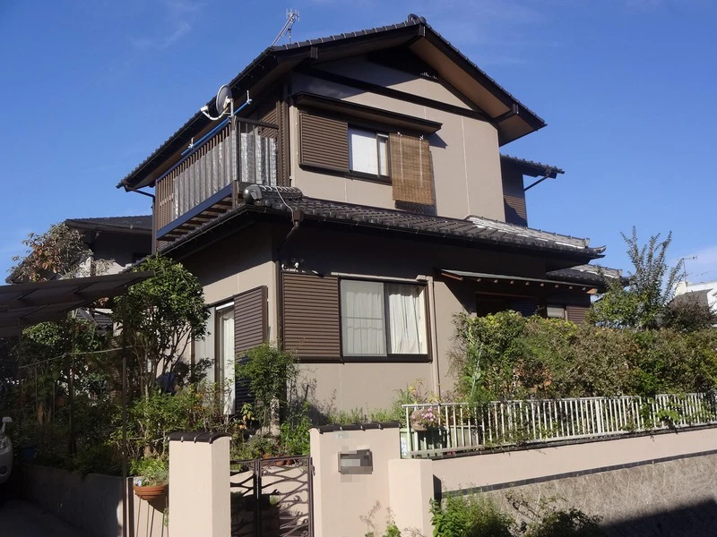 築３０年の２階建て木造住宅です 。  屋根は陶器瓦 。 広島市安佐北区三入東・Ｍ様邸サムネイル画像