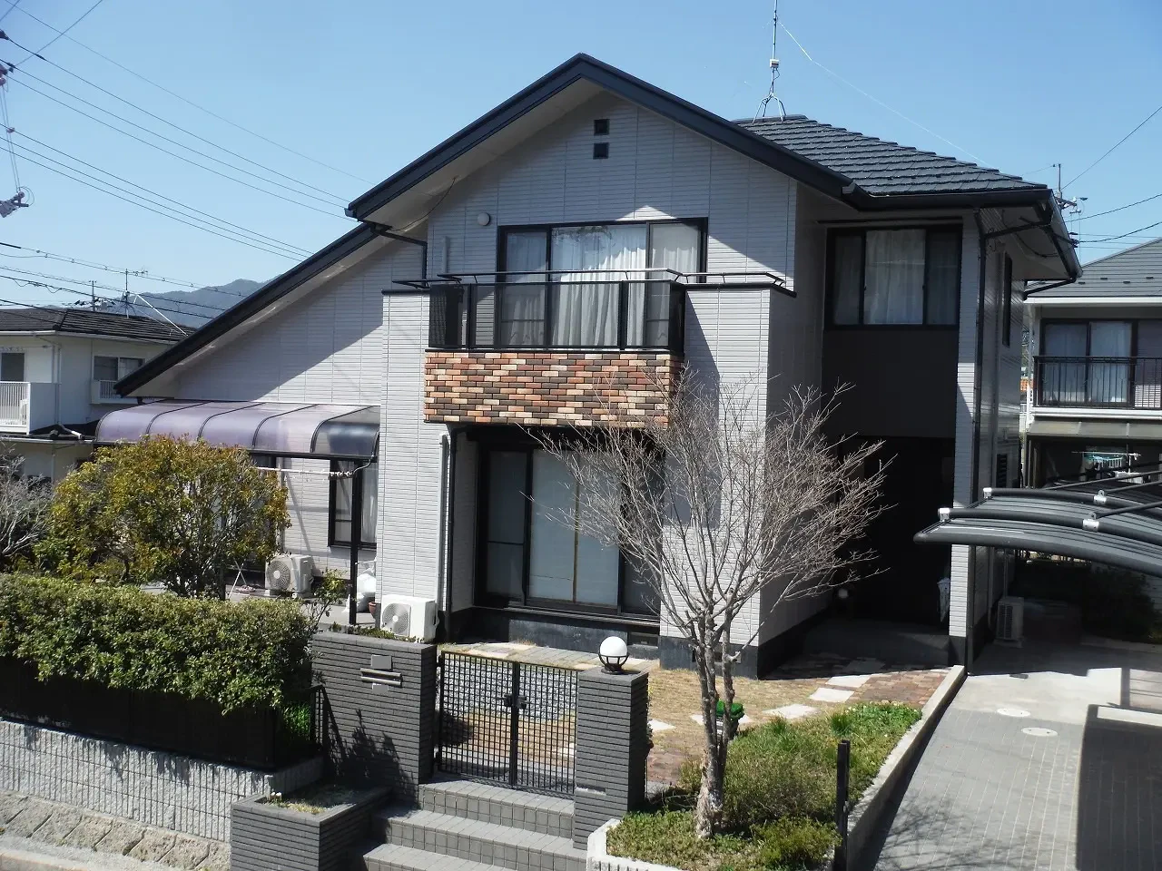 築３４年、『積水ハウス(株)』さんの軽量鋼ピン接合フレーム構造２階建ての洋風住宅です。  屋根は乾式コンクリート(クボタ　パラシェイク)  これまで２回の塗装歴があり直近の塗装は９年前で弊社で工事をさせていただいています。広島市安佐北区三入東・Ｎ様サムネイル画像