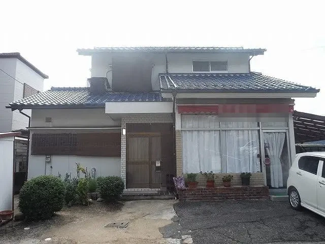 Ｋ様のお宅は築５２年、木造２階建ての  洋風住宅です。屋根は陶器瓦。八木・Ｋ様邸の完工報告サムネイル画像