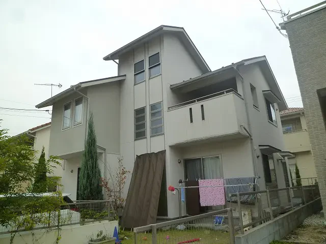 築10年、(株)トータテハウジングの木造枠組壁工法(2×4工法)の2階建て洋風住宅です 。 屋根はスレート瓦 。広島市安佐北区三入東・Y様邸サムネイル画像