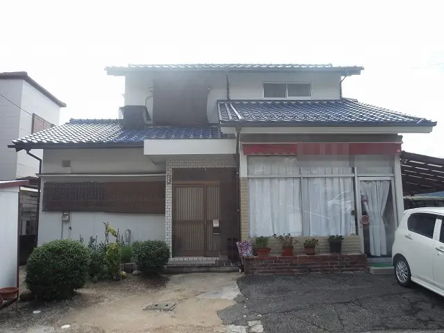 Ｋ様のお宅は築５２年、木造２階建ての洋風住宅です。 屋根は陶器瓦。 昭和の頃によく見られたブルーの釉薬瓦です。 瓦の割れやずれもなく棟押さえもしっかりしています。 凍害により欠けている箇所がありました 広島市安佐南区八木・Ｋ様サムネイル画像