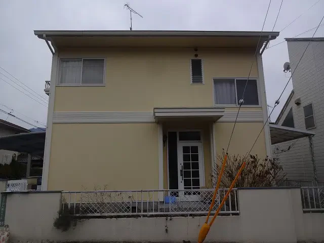 築28年、『三洋ホームズ』(旧クボタハウス)の2階建て軽量鉄骨造りの洋風住宅です 。 屋根はスレート瓦(カラーベスト コロニアル) 広島市安佐北区三入東2丁目・H様邸サムネイル画像