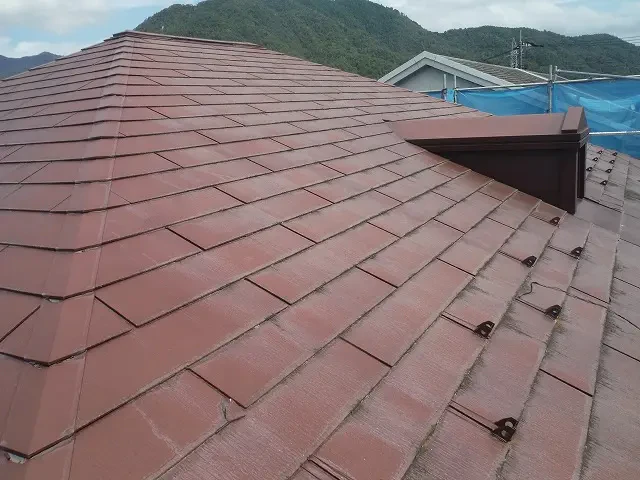  築２０年、『大和ハウス工業(株)』さんの軽量鉄骨構造２階建ての洋風住宅です。  屋根はスレート瓦(旧クボタ　カラーベスト　グリシェイドＮＥＯ) アスベストを含有しない屋根材です。 １０数年前に一度塗装をされています。広島市安佐北区亀山西・Ｏ様サムネイル画像