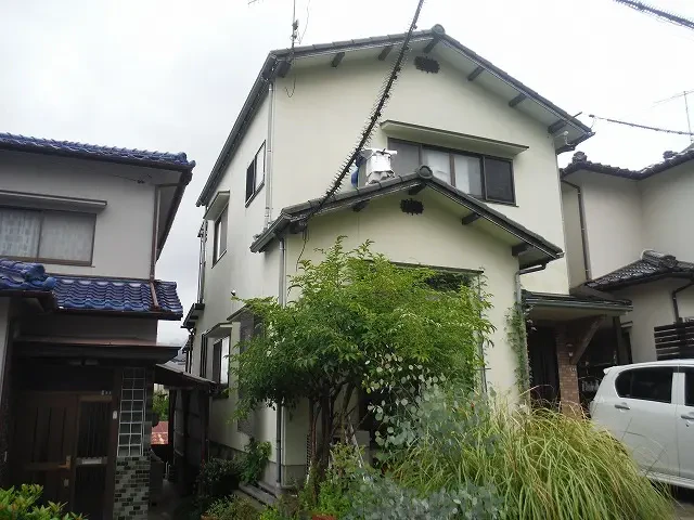 築４２年、木造(在来工法)２階建ての住宅です。  屋根はスレート瓦。  １７年前に陶器瓦から現在のスレート瓦に葺き替えをされたそうです。広島市安佐北区可部東・Ｓ様サムネイル画像