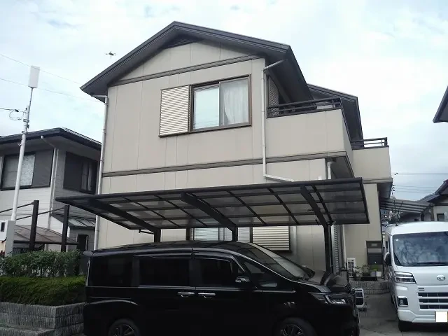 築３１年、 『セキスイハイム(株)』さんの鉄骨ラーメンユニット構造２階建ての洋風住宅です。  屋根は軽量セメント瓦(セキスイブルックIⅤ)  セメン  トと高分子繊維を主成分とした瓦です。  屋根は軽量セメント瓦(セキスイブルックIⅤ)  セメントと高分子繊維を主成分とした瓦です。広島市安芸区矢野南・Ａ様サムネイル画像