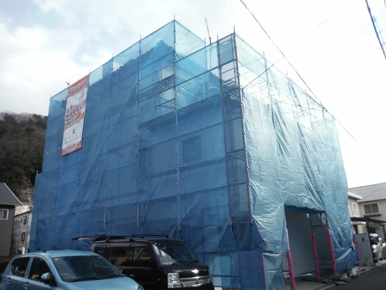 Ｍ様のお宅は築４１年、鉄筋コンクリート造と木造の混構造３階建てのお宅です。  １階ガレージ部分が強固な鉄筋コンクリート造で２階、３階が木造です。  屋根は陶器瓦(Ｊ型)  きれいなお色の瓦です。 広島市安佐北区口田南・Ｍ様邸サムネイル画像