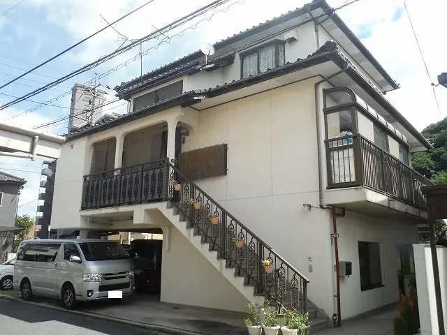 築４１年、鉄筋コンクリート造と木造の混構造３階建てのお宅です。  １階ガレージ部分が強固な鉄筋コンクリート造で２階、３階が木造です。  屋根は陶器瓦。 広島市安佐北区口田南・Ｍ様サムネイル画像