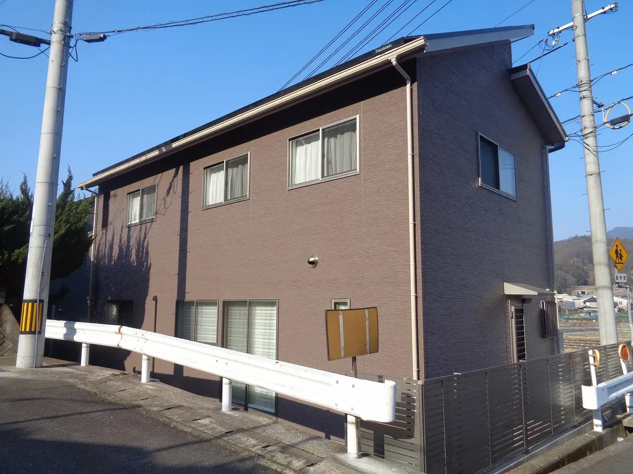 築８年、木造２階建ての洋風住宅です。  屋根はスレート屋根(クボタ　カラーベスト　コロニアルクアッド)  片流れの上屋根の勾配は5寸、下屋根の勾配は３．５寸あります。 広島市安佐北区三入南・Ｍ様サムネイル画像