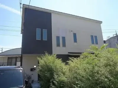 Ｗ様のお宅は築９年、木造(在来工法)２階建ての洋風住宅です。    屋根は瓦棒葺きの鋼板屋根(ガルバリウム鋼板)亀山・Ｗ様邸の完工報告サムネイル画像