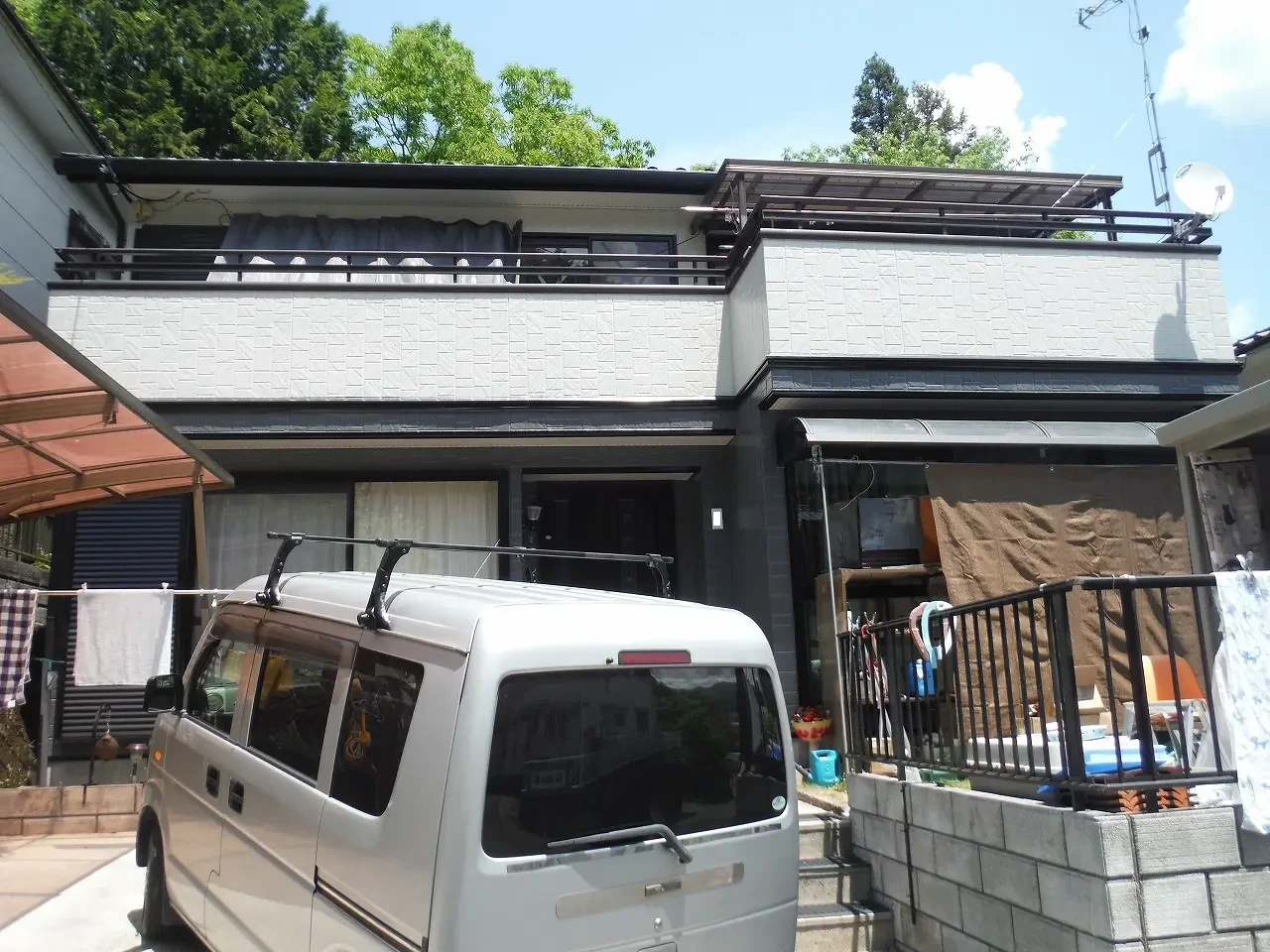 築２９年、『トヨタホーム(株)』さん の鉄骨ラーメン構造２階建ての洋風住宅です。  屋根は乾式コンクリート瓦(モニエル瓦　ホームステッド)  １５年前に一度塗装をされています。安芸高田市・Ｙ様サムネイル画像