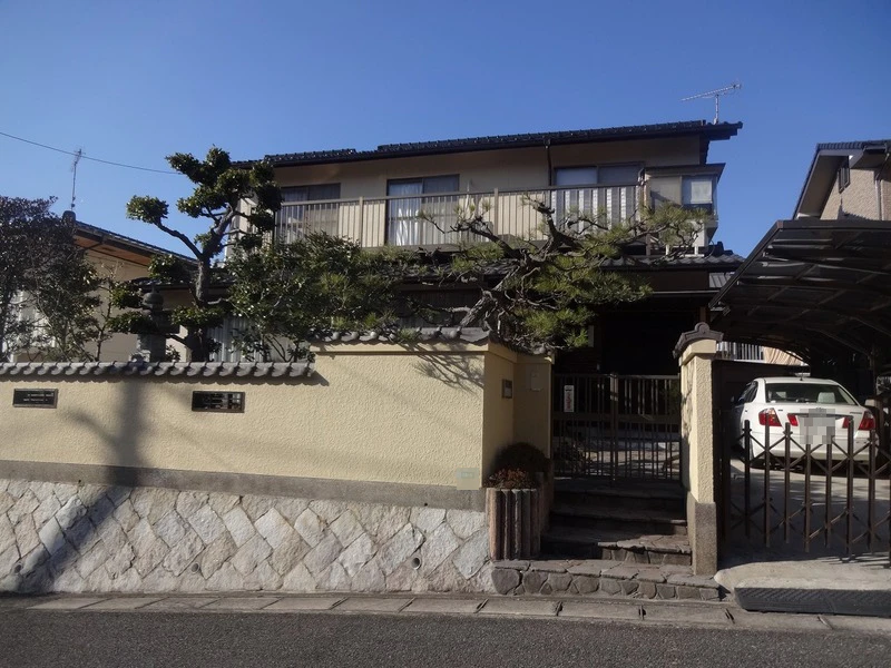 築40年、木造の2階建て和風住宅です 。 上屋根は陶器の釉薬瓦 。広島市安佐北区亀崎・N様邸サムネイル画像