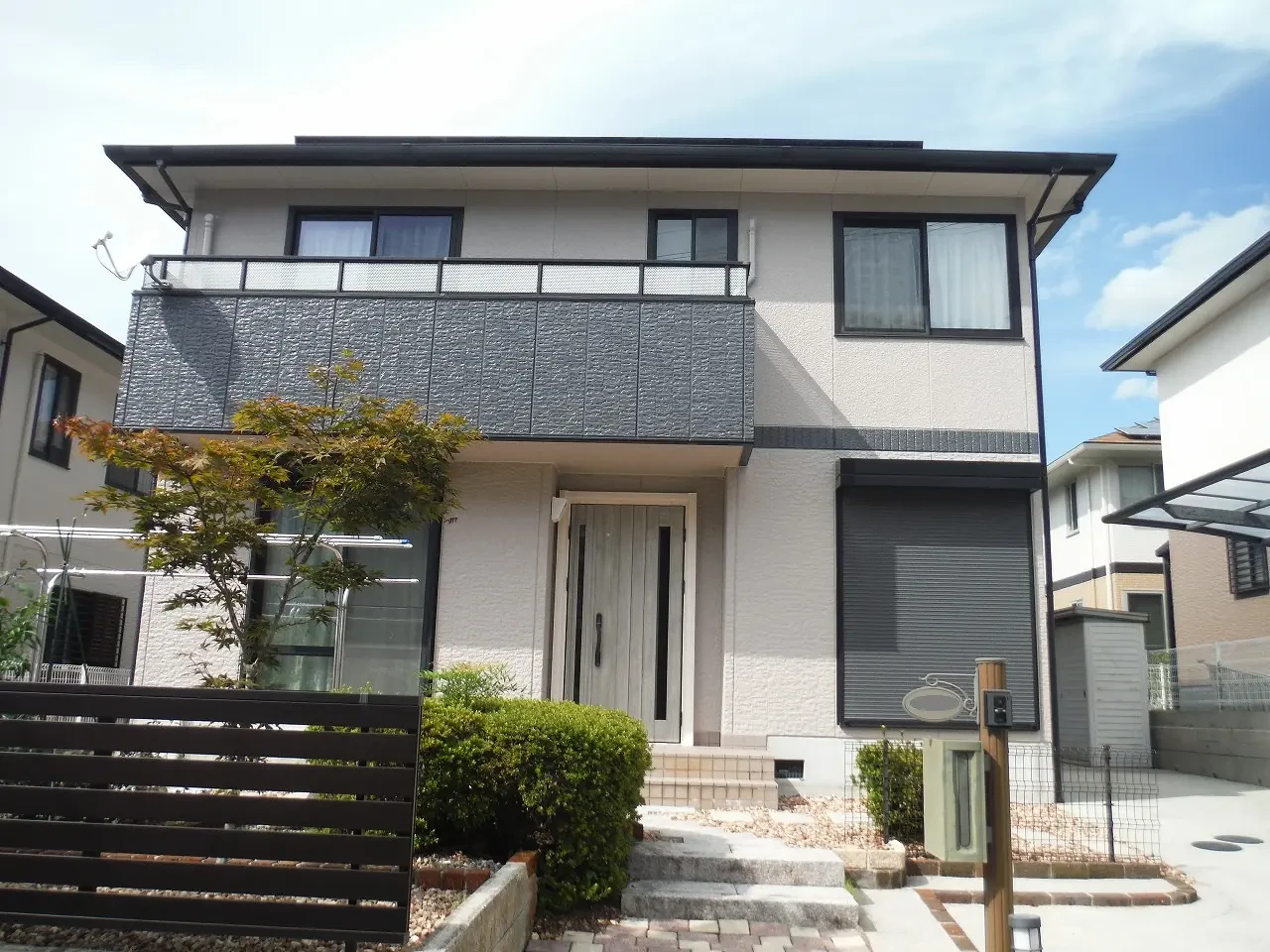  築３０年、『大和ハウス工業(株)』さんの軽量鉄骨構造２階建ての洋風住宅です。 屋根はスレート屋根(旧松下電工　フルベスト２０) ９．５～１０％のアスベストを含有した屋根材です。広島市安佐北区亀山西・Ｓ様サムネイル画像