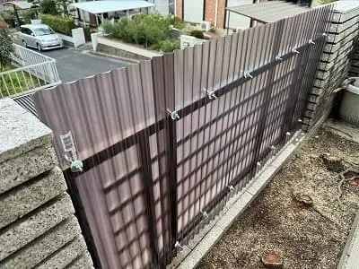 以前塗装工事をさせていただいたお客さまからフェンスの波板の取付けのご依頼をいただきました。こんな工事もしていますサムネイル画像