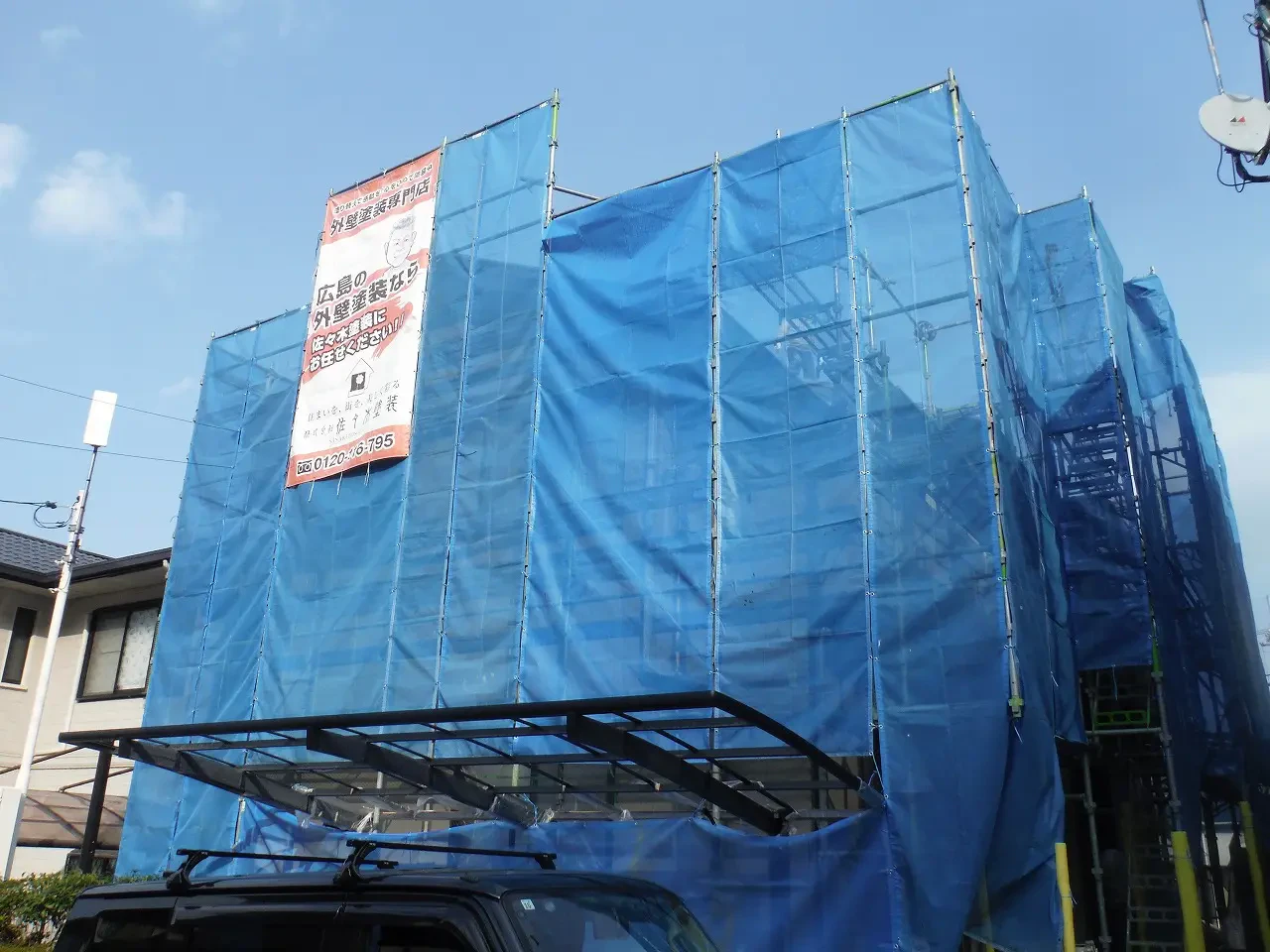 築３１年、 『セキスイハイム(株)』さんの鉄骨ラーメンユニット構造２階建ての洋風住宅です。  屋根は軽量セメント瓦(セキスイブルックIⅤ)  セメントと高分子繊維を主成分とした瓦です。 広島市安芸区矢野南・Ａ様サムネイル画像