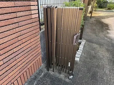 以前雹害でカーポートの屋根材を交換させていただいた近所のお客様からのご依頼でアコーディオン門扉の撤去作業をさせていただきました。　アコーディオン門扉を撤去いたしましたサムネイル画像