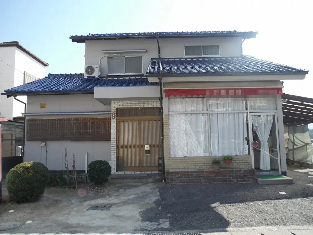 Ｋ様のお宅は築５２年、木造２階建ての洋風住宅です。 屋根は陶器瓦。 昭和の頃によく見られたブルーの釉薬瓦です。 瓦の割れやずれもなく棟押さえもしっかりしています。 凍害により欠けている箇所がありました 広島市安佐南区八木・Ｋ様サムネイル画像