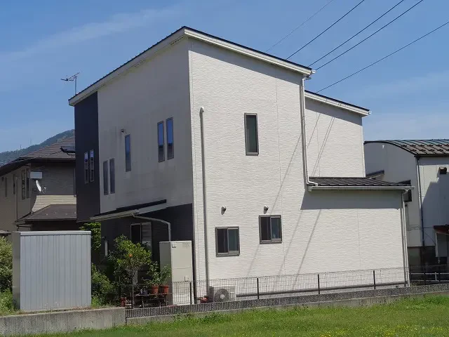 築９年、木造(在来工法)２階建ての洋風住宅です。  屋根は瓦棒葺きの鋼板屋根(ガルバリウム鋼板)  ガルバリウム鋼板は錆びにくい素材です。 広島市安佐北区亀山・Ｗ様サムネイル画像