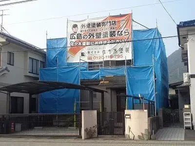 Ｓ様のお宅は築２０年、木造２階建ての洋風住宅です外部仕上げ表にはクボタ　カラーベストと書かれていましたがこれは旧松下電工(現パナソニック)のシンフォニーグランデという製品です。 平成１４年～１８年８月の４年間しか製造していないので私たちでもあまりお目にかかる事のない屋根材です。  亀山・Ｓ様邸工事中ですサムネ�イル画像