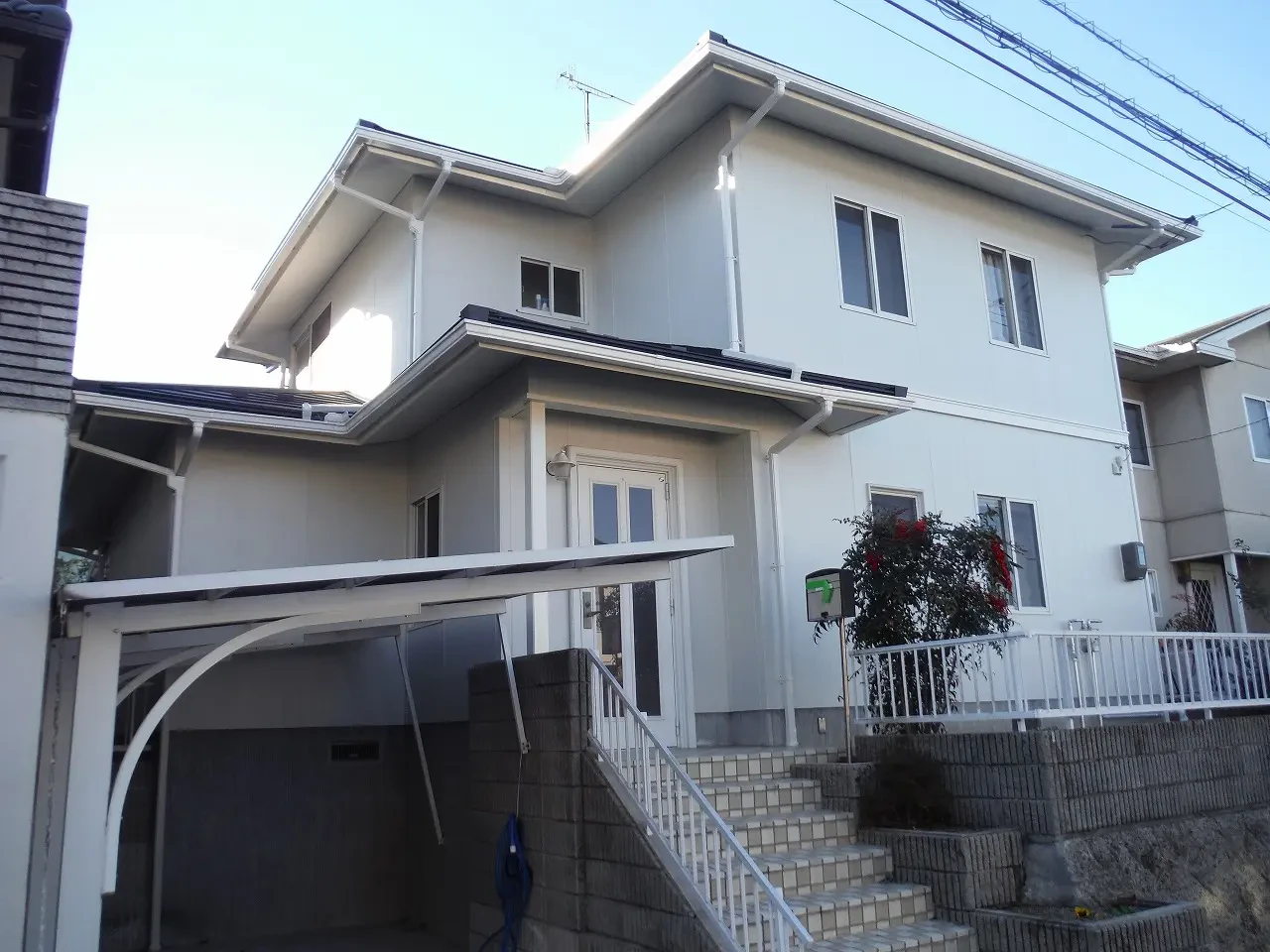 築３５年、『積水ハウス工業(株)』さんの軽量鉄骨構造２階建ての洋風住宅 です。  屋根はスレート瓦(旧クボタ　ニューコロニアル)広島市安佐北区三入東・Ｙ様サムネイル画像