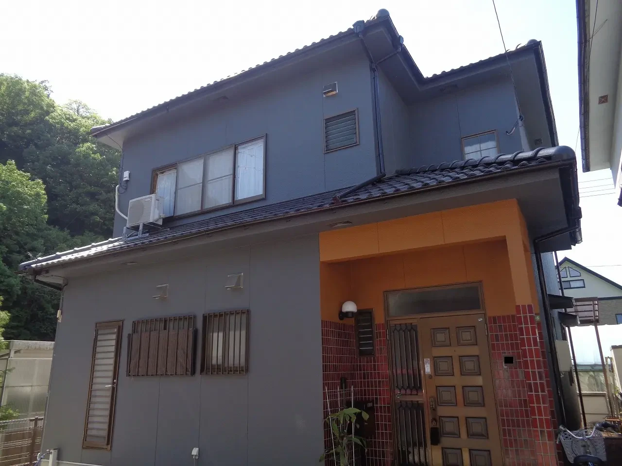 築３２年、木造(在来工法)２階建ての洋風住宅です。  屋根は乾式コンクリート瓦(クボタ　パラマウント)です。 広島市安佐北区可部東・Ｔ様サムネイル画像