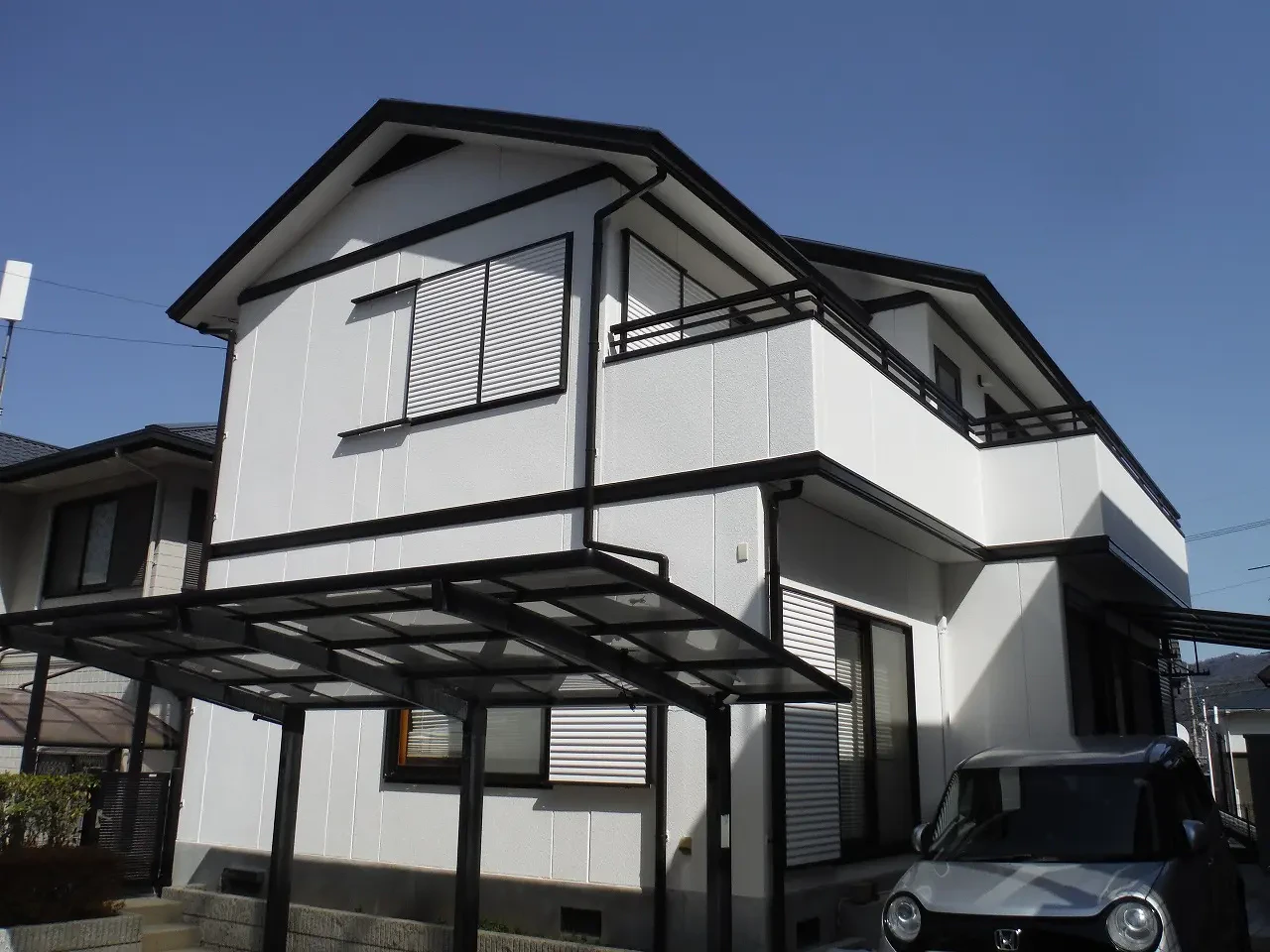 築３１年、 『セキスイハイム(株)』さんの鉄骨ラーメンユニット構造２階建ての洋風住宅です。  屋根は軽量セメント瓦(セキスイブルックIⅤ)  セメントと高分子繊維を主成分とした瓦です。  屋根は軽量セメント瓦(セキスイブルックIⅤ)  セメントと高分子繊維を主成分とした瓦です。広島市安芸区矢野南・Ａ様サムネイル画像