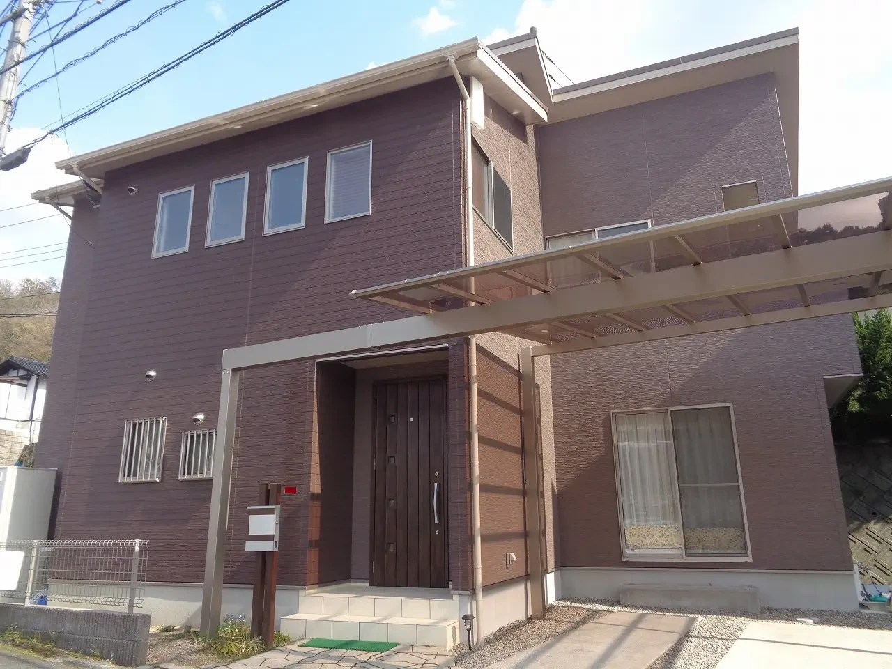 築８年、木造２階建ての洋風住宅です。  屋根はスレート屋根(クボタ　カラーベスト　コロニアルクアッド)  片流れの上屋根の勾配は5寸、下屋根の勾配は３．５寸あります。 広島市安佐北区三入南・Ｍ様サムネイル画像