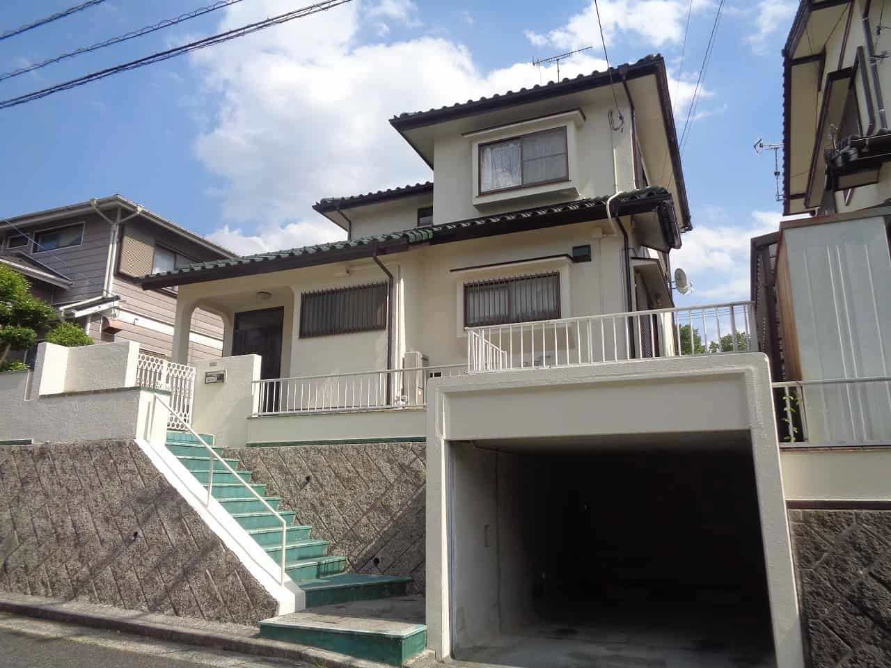 築３８年、『山根木材(株)』さんの木造２階建ての洋風住宅です。 屋根は陶器瓦。 広島市安佐北区三入東・Ｙ様邸サムネイル画像