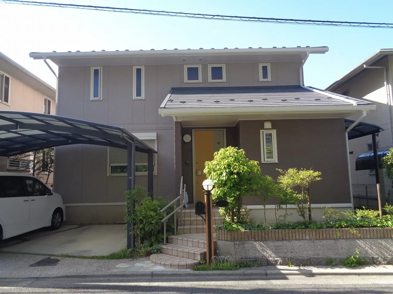 築２１年、『大和ハウス工業(株)』さんの軽量鉄骨構造の２階建て洋風住宅です。  屋根はスレート瓦(クボタ　カラーベスト　スペリアルグランデ)  アスベストを含有していないスレート瓦です。 広島市安佐北区亀山西・Ｓ様サムネイル画像