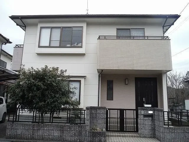 Ｓ様のお宅は築２８年、『日本電建(株)』さんの木造軸組み工法２階建ての洋風住宅です。１５年前に塗装工事をさせていただいたＯＢ客様のお宅です。東広島市・Ｓ様邸の完工報告サムネイル画像