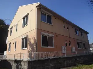 築13年、『積水ハウス(株)』の鉄骨造の2階建てアパートです 。 外壁はSHウォールといわれる積水ハウスさん独自の壁材でSHセラミックの外壁基材に亜鉛鉄板を裏打ちし、さらにアルミ亜鉛合金メッキを施した鋼材のフレームに組み込んだもの 。竹原市・シャルム西野様サムネイル画像