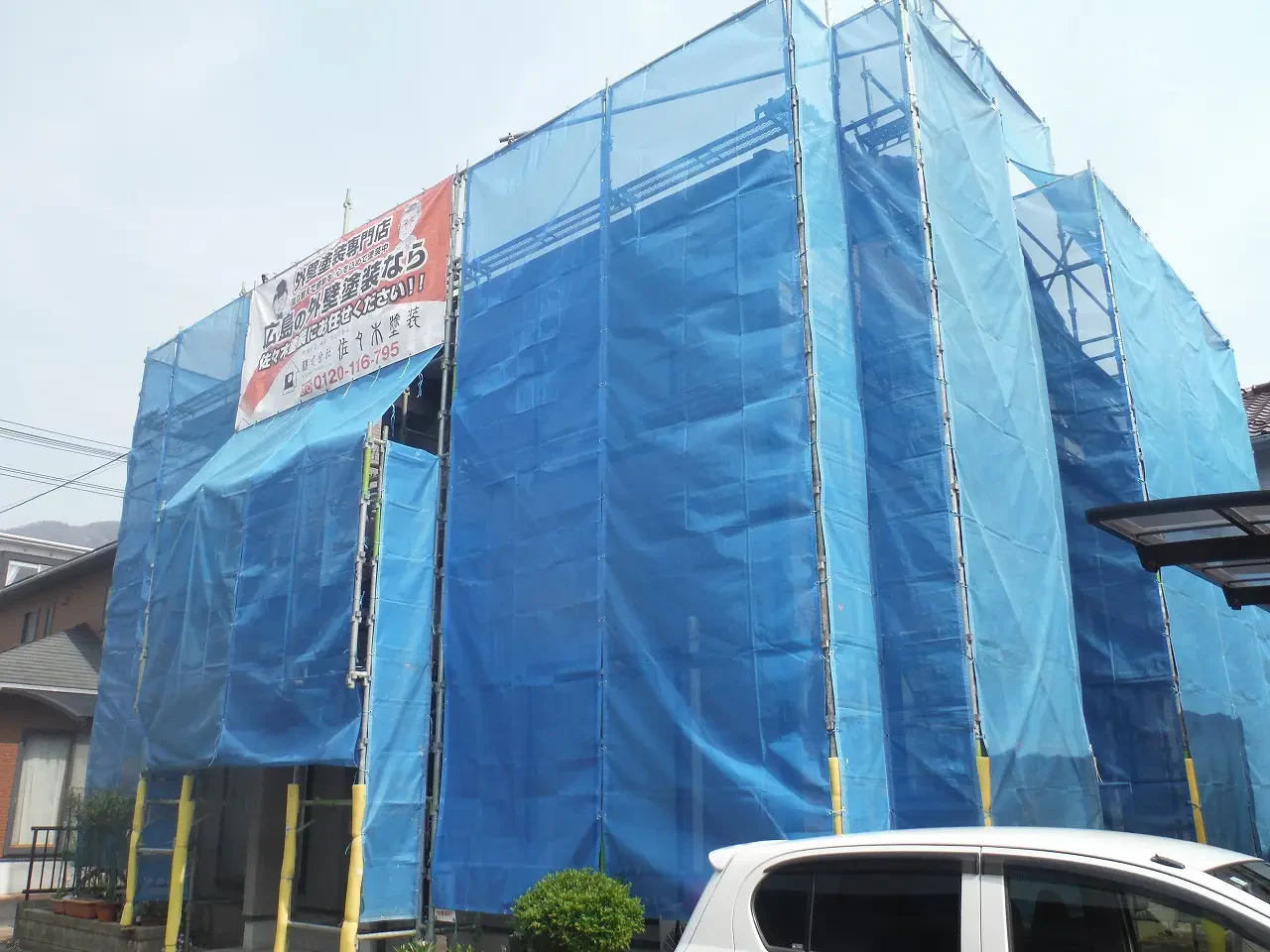 Ｔ様のお宅は築２４年、木造(在来工法)２階建ての洋風住宅です。  屋根は乾式コンクリート(アサヒ　スカンジア)  切妻５寸勾配の屋根で１面にソーラーパネルが設置されています。  これまで塗装歴はなく今回が初めての塗装メンテナンスになります。広島市安佐北区可部南・Ｔ様サムネイル画像