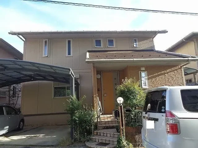 Ｓ様のお宅は築２１年軽量鉄骨構造の２階建て洋風住宅です。  屋根はスレート瓦(クボタ　カラーベスト　スペリアルグランデ) 亀山西・Ｓ様邸の完工報告サムネイル画像