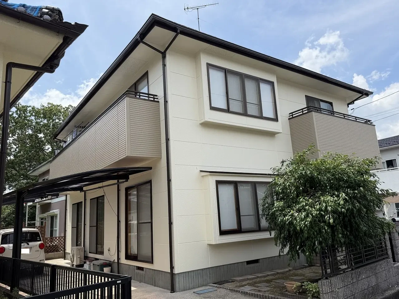  築２８年、『日本電建(株)』さんの木造軸組み工法２階建ての洋風住宅です。 １５年前に塗装工事をさせていただいたＯＢ客様のお宅です。 屋根はアルミ瓦。 以前はスレート瓦で１５年前に塗装をさせていただきましたが５年前にカバー工法で現在のアルミ瓦に改修をされています。東広島市・Ｓ様邸サムネイル画像