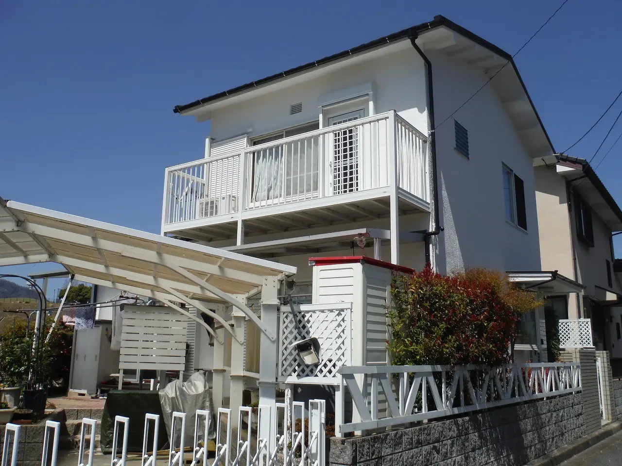 築５１年、木造(在来工法)２階建ての洋風住宅です。  屋根はガルバリウム鋼板屋根。  元々はスレート屋根だったそうですが６年前に葺き替えをされています。 広島市安佐北区可部東４丁目・Ｍ様サ  ムネイル画像