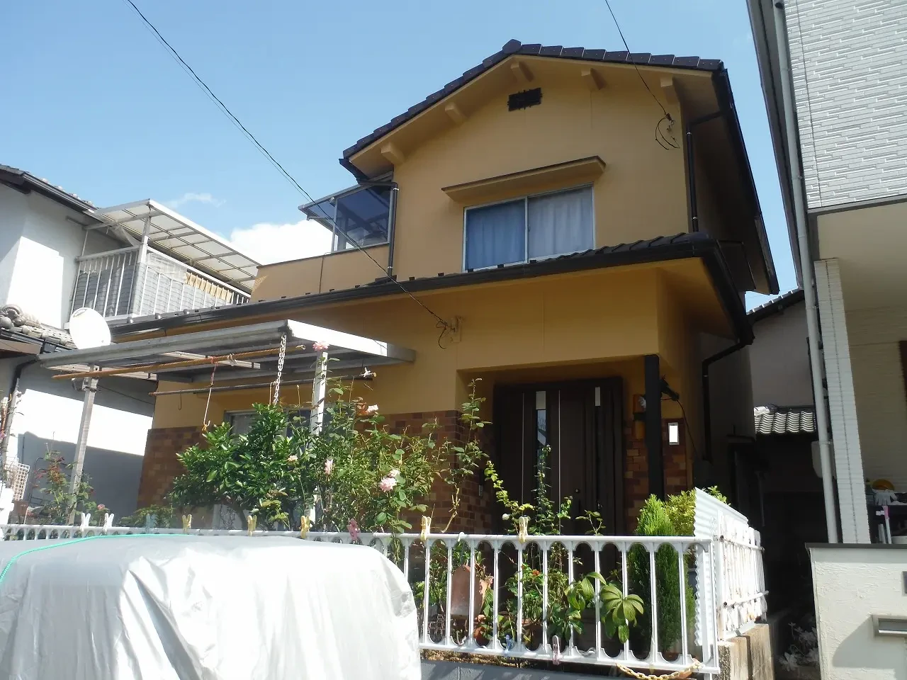 築４８年、木造(在来工法)２階建ての住宅です。 屋根はセメント瓦。 セメントと川砂を混ぜ合わせて作られた瓦です。広島市安佐南区八木・Ｈ様サムネイル画像