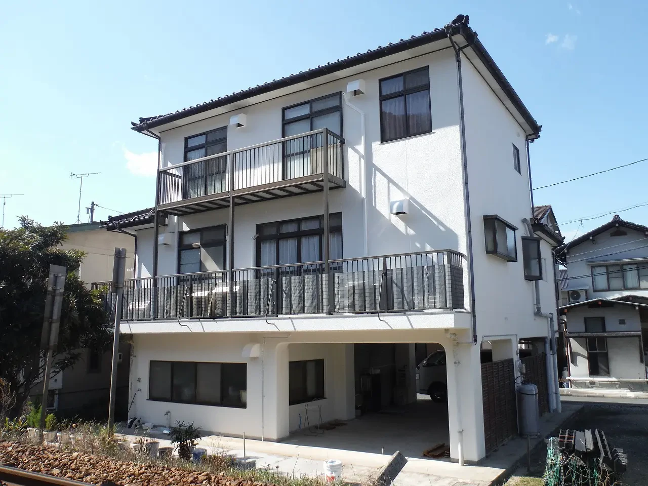 築４１年、鉄筋コンクリート造と木造の混構造３階建てのお宅です。  １階ガレージ部分が強固な鉄筋コンクリート造で２階、３階が木造です。  屋根は陶器瓦。 広島市安佐北区口田南・Ｍ様サムネイル画像