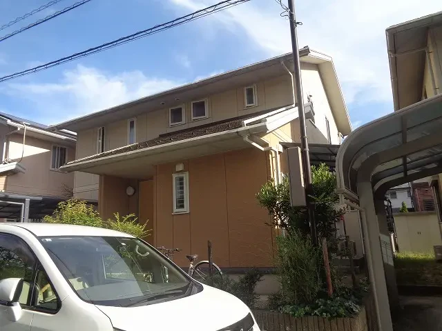 築２１年、『大和ハウス工業(株)』さんの軽量鉄骨構造の２階建て洋風住宅です。  屋根はスレート瓦(クボタ　カラーベスト　スペリアルグランデ)  アスベストを含有していないスレート瓦です。 広島市安佐北区亀山西・Ｓ様サムネイル画像