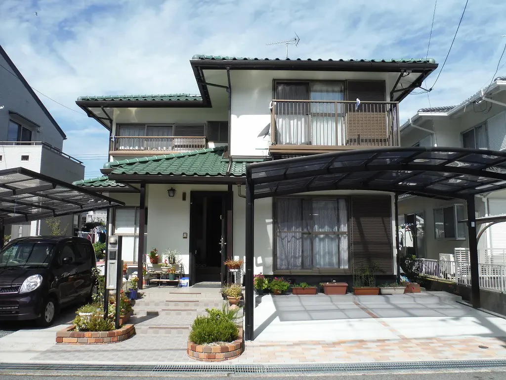 T様のお宅は築30年、『積水ハウス(株)』の洋風住宅です 。 屋根はセメント瓦 。 東広島市八本松町・T様邸サムネイル画像