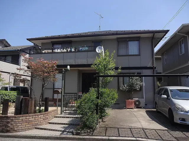 築21年、『トヨタホーム(株)』の軽量鉄骨構造の洋風住宅です 。 屋根はスレート瓦(カラーベスト) 広島市安佐北区三入東・H様邸サムネイル画像