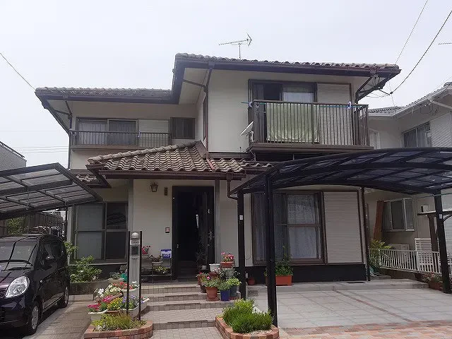 T様のお宅は築30年、『積水ハウス(株)』の洋風住宅です 。 屋根はセメント瓦 。 東広島市八本松町・T様邸サムネイル画像