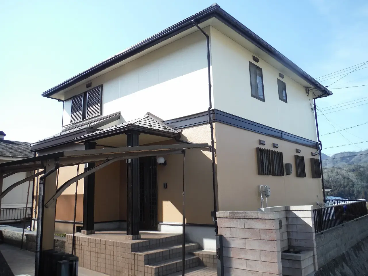 築３４年、『旧ナショナル住宅』さんのサンフェリカⅡ、軽量鉄骨大型パネル構造２階建ての洋風住宅です。  屋根はスレート瓦(旧松下電工　フルベスト２０)  広島市安佐北区安佐町鈴張・Ｔ様サムネイル画像